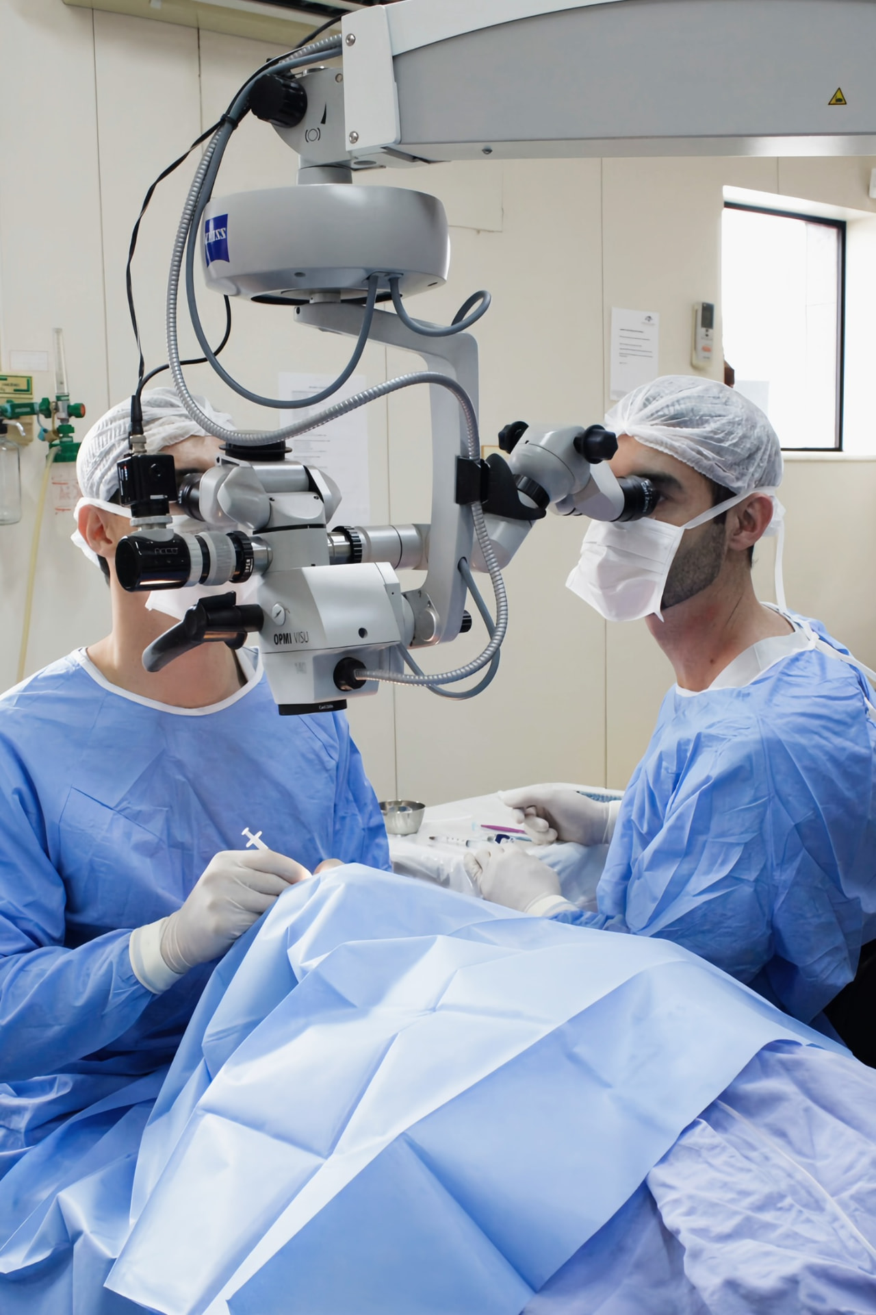 Cirurgia oftalmológica com microscópio de alta precisão